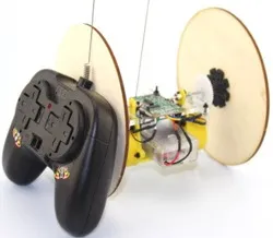 Coche de dos ruedas teledirigido DIY